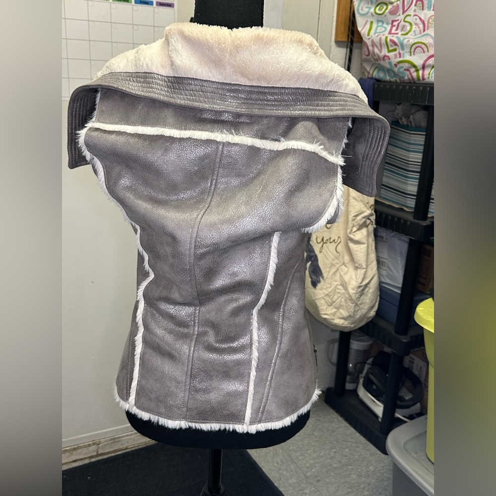 Guess faux fur lining vest - Picture 4 of 13